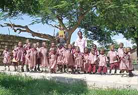 Alle Kindergartenkinder mit ihrer Lehrerin Miriam